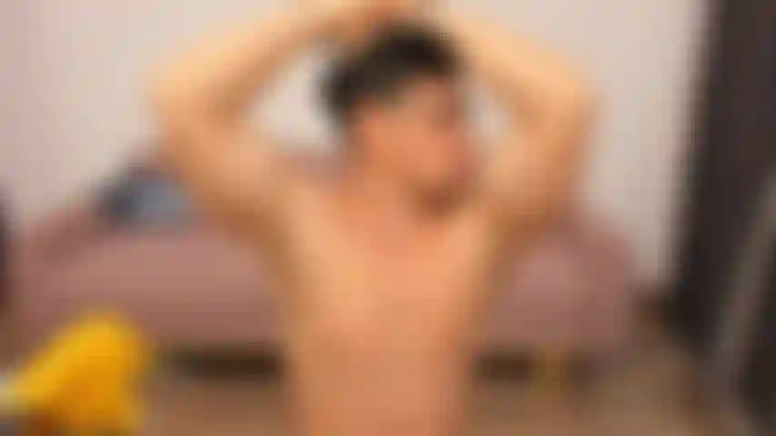 De lécher mes biceps et mes aisselles à me tirer une grosse charge épaisse sur moi-même.