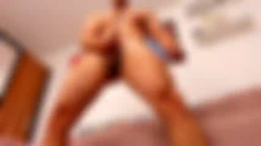 Tu es assis par terre et je me masturbe sur toi.