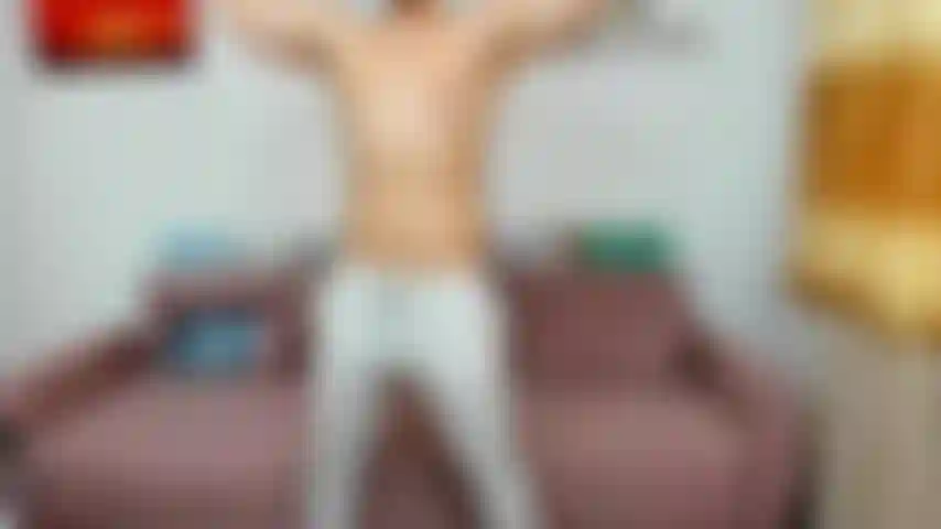 Flexing en pantalon de survêtement.