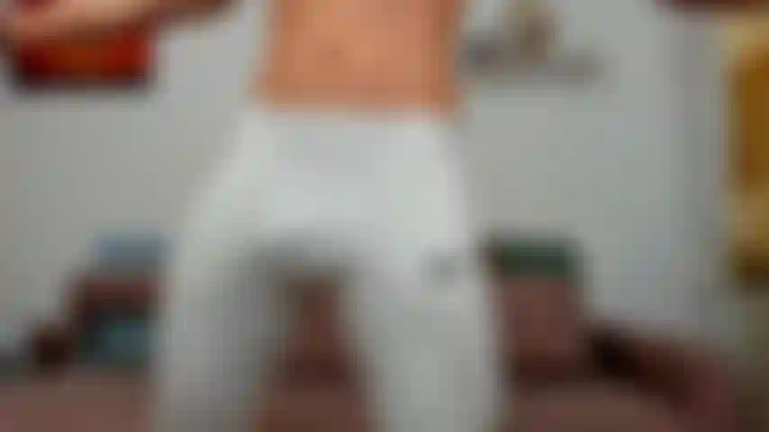 J'enlève mes leggings puis je me masturbe et tire une grosse charge.