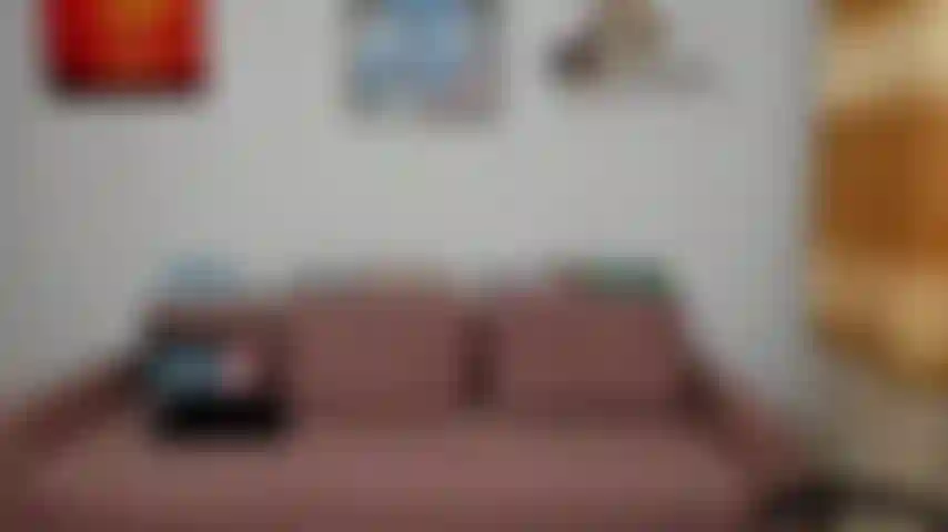 Domination dans mes leggings avec un masque à gaz, lui faisant renifler des poppers.