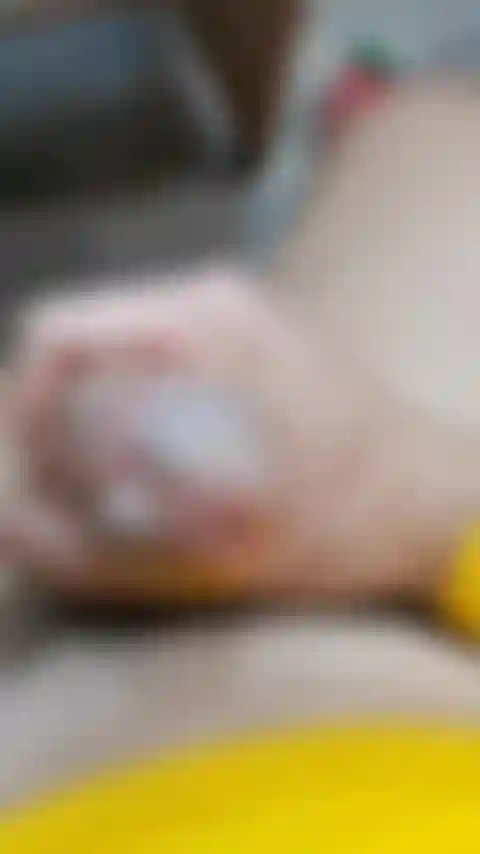 Montrant la bite "string".