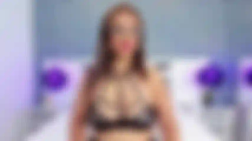 Une vraie belle-mère aux gros seins qui fume bien.