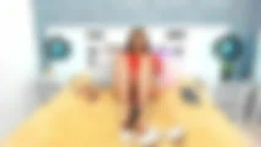 Les pieds sont rouges à lèvres.