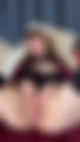 Une fille gothique joue avec une chatte rose et serrée.