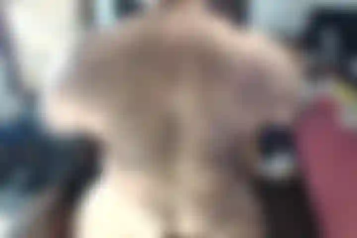 Profitez du dos de BullMuscleJoe et il jongle avec son corps poilu d'ours musclé pour vos plaisirs !