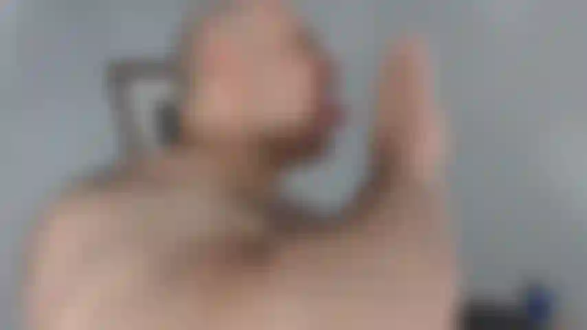 Regardez BullMuscleJoe vous montrer à quel point il aime l'oral, puis montre ses flexions pour votre plaisir !