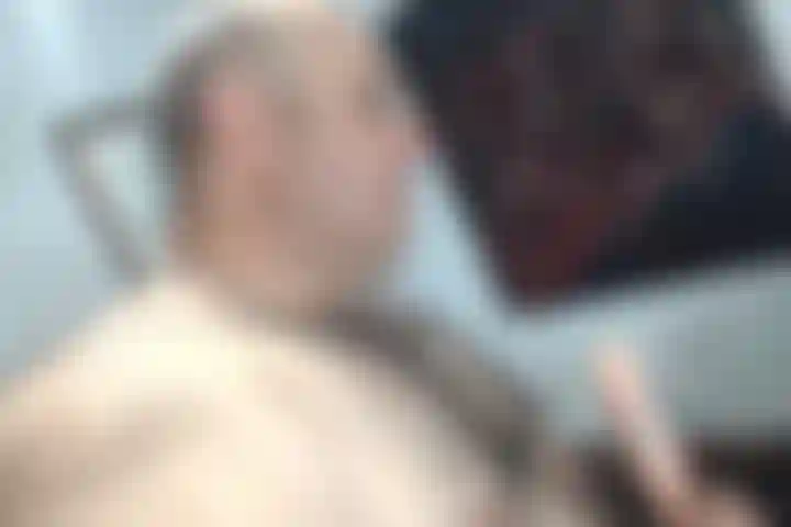 Profitez de l'amour de BullMuscleJoe pour l'action orale alors qu'il montre ses talents avec son jouet !