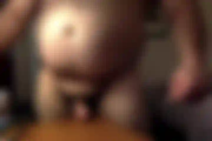 Voyez BullMuscleJoe se démarquer à son bureau à la maison !