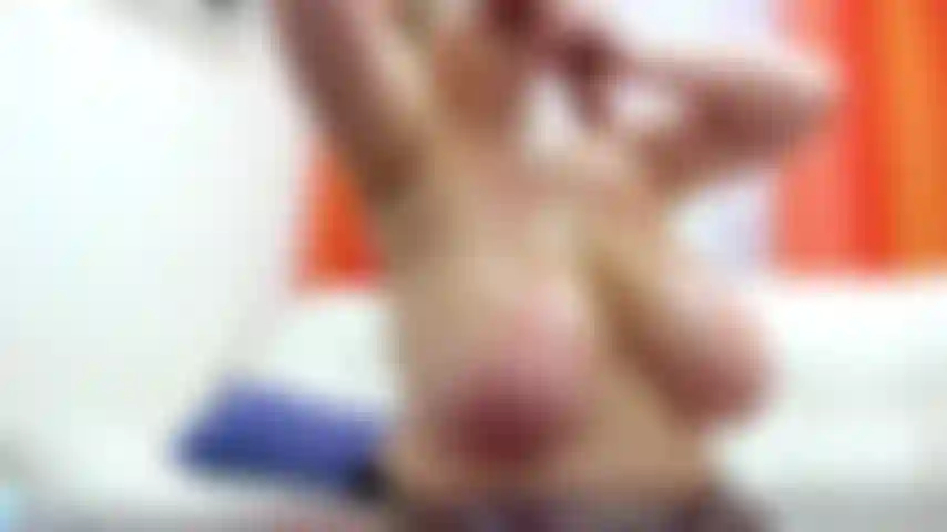 Une gorge profonde et sale sur un gros jouet, beaucoup de salive qui coule sur des seins suspendus.