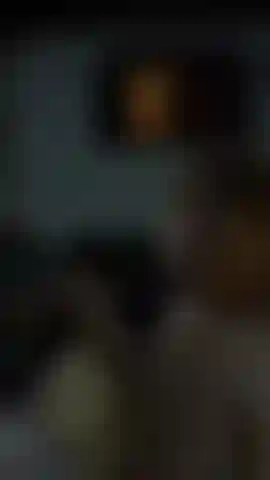 Un jouet de 50 cm de long à gorge profonde en désordre posé sur la vitre de la voiture.