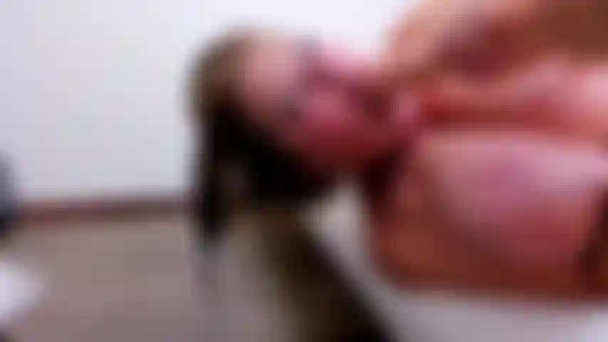 Tête à l'envers du bord deepthroating long - coq didlo 50 sm, désordre partout.