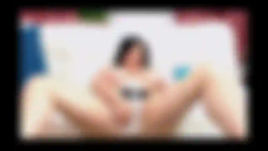 Crémeuse sur tout le corps .. Mmm .. Lèche-moi.