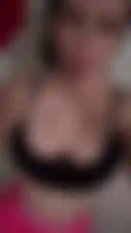 Un jeu de rôle de cocu de la bbc avec un jouet de torse de la bbc.