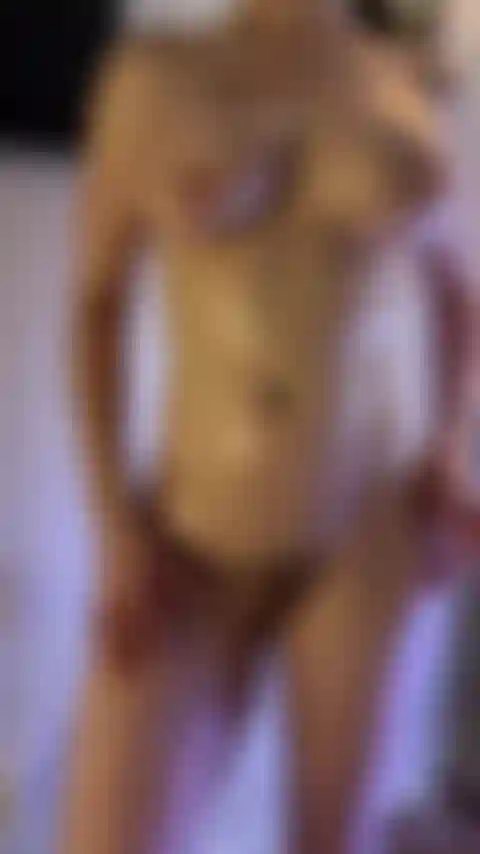 Exhibant mes seins huilés.