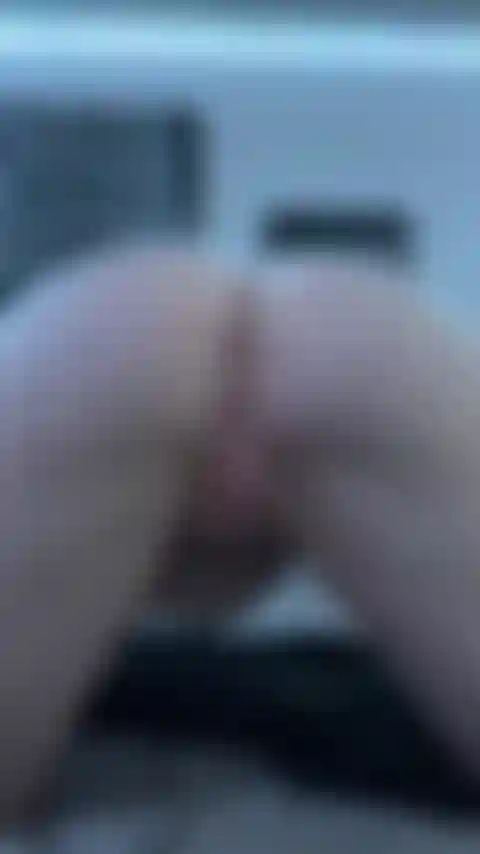 Mon gros cul rebondit sur le gode.