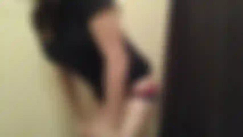 J'ai trouvé une vieille vidéo en train de me doigter dans la salle de bain de mon amie.