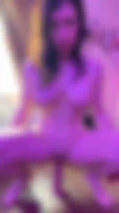 Accroupie sur mon gode.