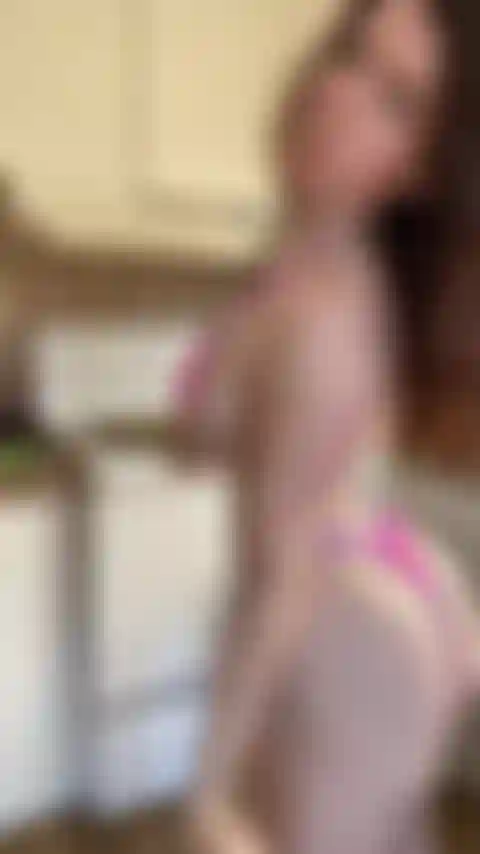 Je secoue mon cul dans mon bikini.