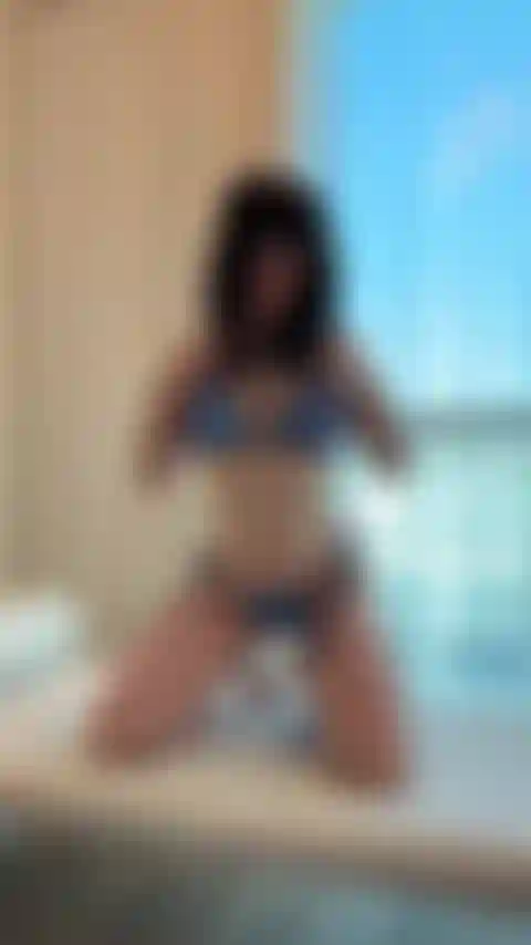 Je me déshabille de mon bikini.