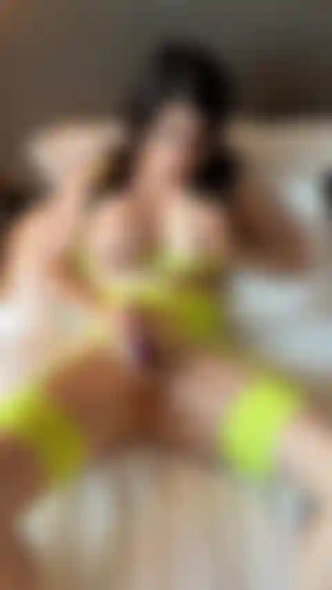 Je fais vibrer mon clip clitoris.