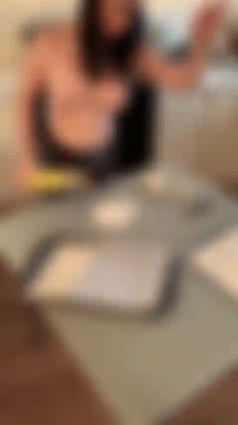 Je fais des pâtisseries de noël seins nus.