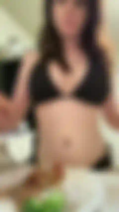 Je me déshabille avec désinvolture en déjeunant.