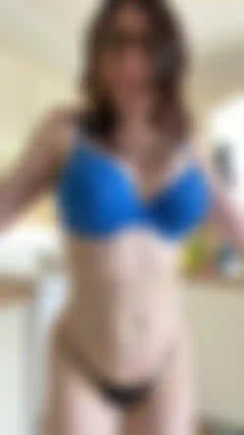 Seins et cul rebondissants.