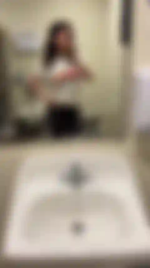 Des nichons dans la salle de bain.