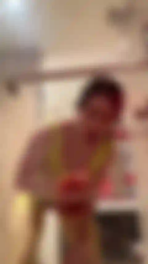 Suce et baise sur la porte de la douche.