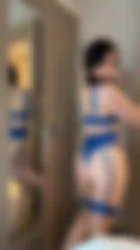 Je baise le miroir dans ma lingerie bleue.