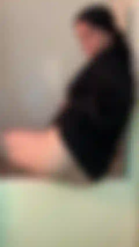 J'essaie mon autre gode tentacule sur le côté de la baignoire.