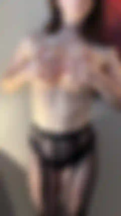 Je joue avec mes gros seins.