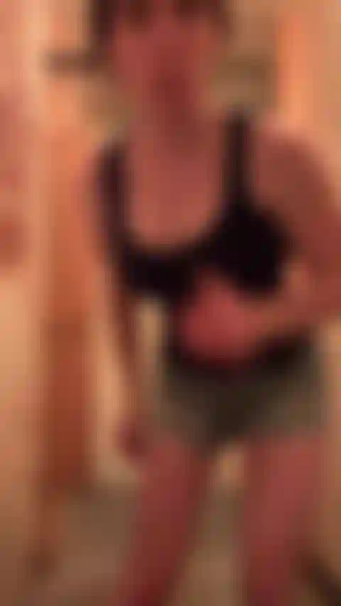 Je m'amuse dans les toilettes publiques.