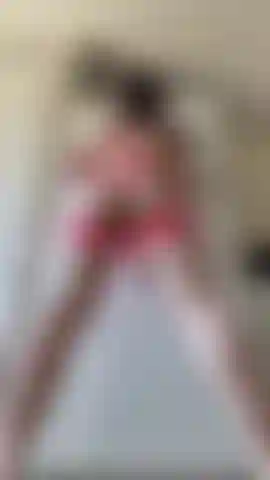 Je baise mon énorme gode sur le frigo.