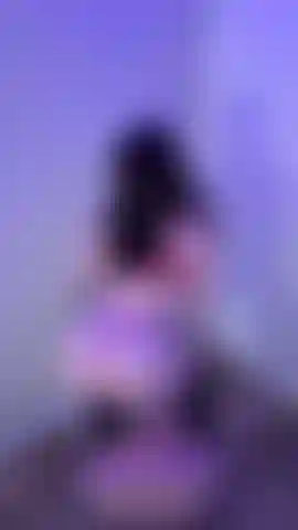 Je twerke et je baise mon torse avec un jouet sur ma chaise en verre.