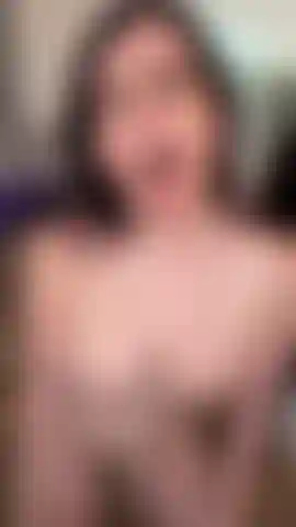 Contact visuel, bouche et jeu de langue