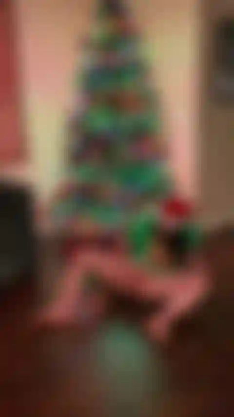 Je suis coquine sous l'arbre.