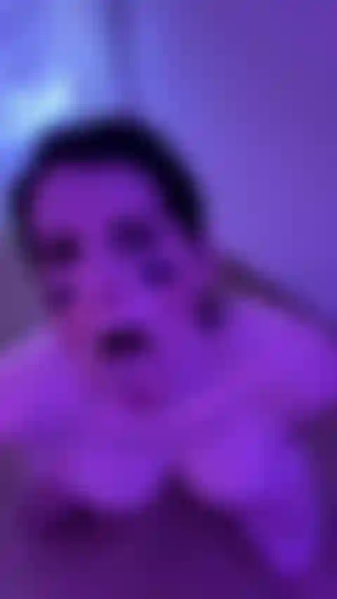 Je prends une énorme charge sur mon clip facial.