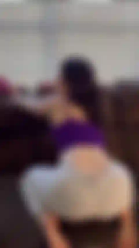 Je twerk jusqu'à ce que tu jouisses sur mon cul.