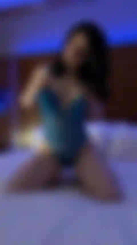 Je me déshabille de ma nouvelle lingerie.