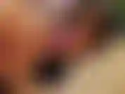 Une écolière coquine baise sa chatte serrée.