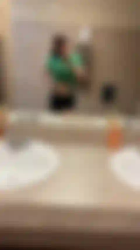 Taquine les seins des toilettes publiques.