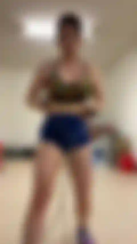 Saut à la corde topless.