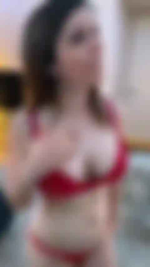 J'essaie de sucer la plus grosse bite que j'ai jamais vue !