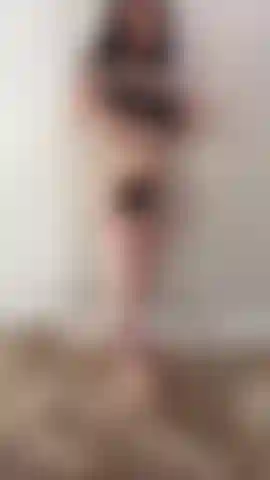 Joi en lingerie noire.