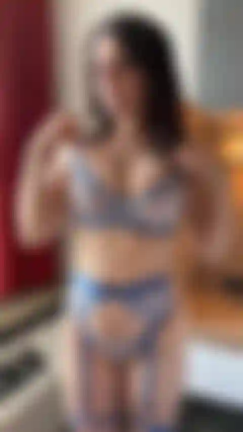 Exhibant mes seins dans ma lingerie bleue.