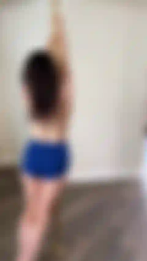 J'essaie de faire de la pole dance.