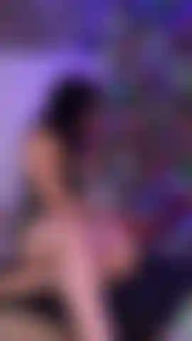 Je jouis sous le sapin de noël.