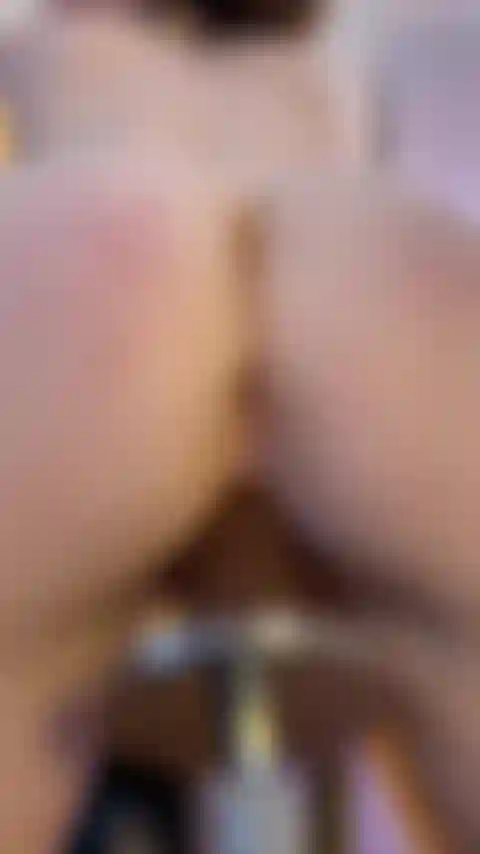 Je me fais baiser par derrière avec ma machine à baiser.